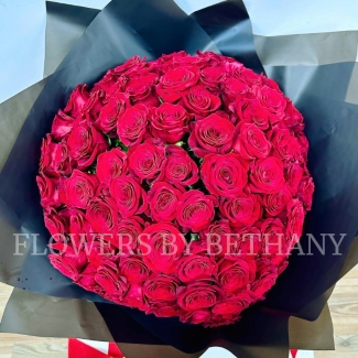 The ultimate bouquet. This design consists of 100 Luxury red freedom roses, perfect presented in our signature wrap and presented in a luxury vase. 